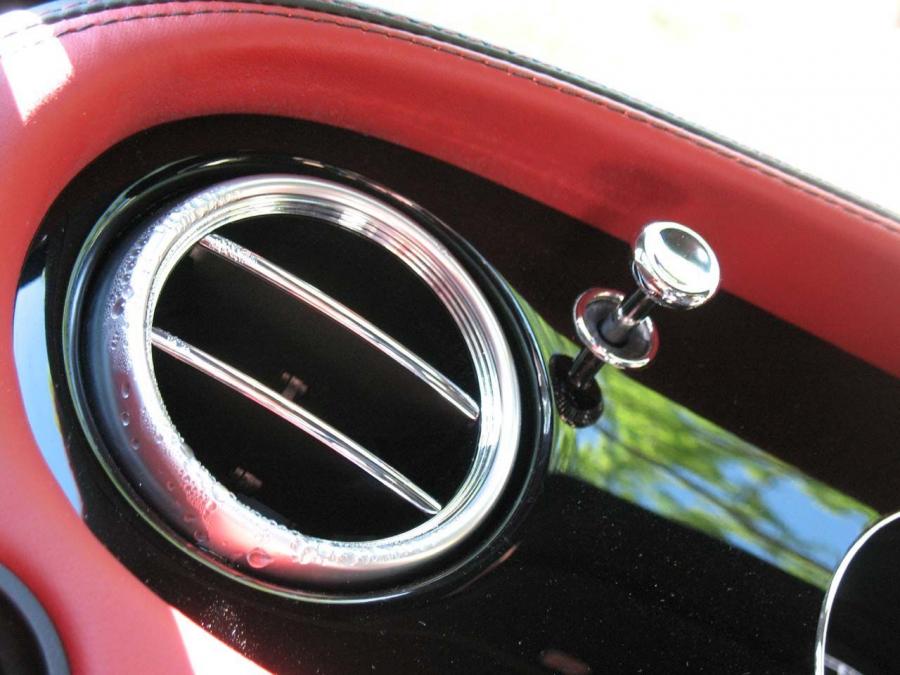 Детали интерьера Bentley Continental GTC 2007 года  (фото 11 из 51)